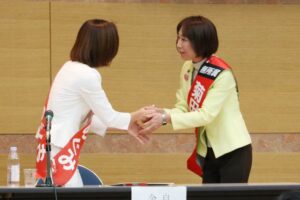 合同個人演説会を終わって菊田氏から金子氏に握手を求める