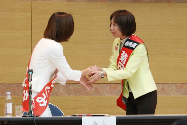 合同個人演説会を終わって菊田氏から金子氏に握手を求める