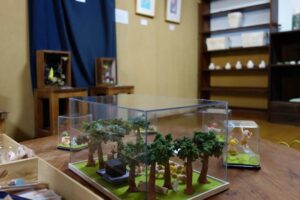8人の作家が「箱」から自由に発想した作品を展示