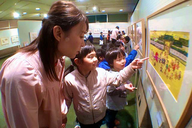 燕市立図書館で開かれている長野ヒデ子絵本原画展を見学する燕こども園の年長児