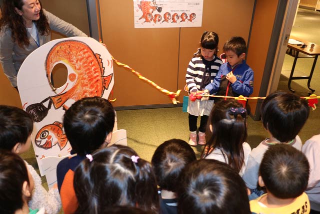 燕こども園園児がテープカット