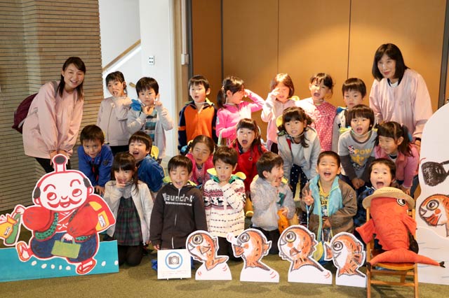 燕こども園児年長児が記念写真