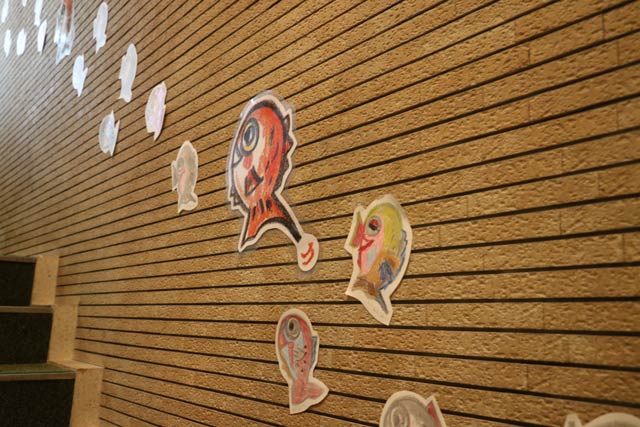 階段の壁に張られた「せとうちたいこさん」の塗り絵