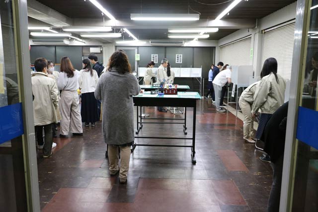 にぎわう20日夜の三条市役所第二庁舎の期日前投票所