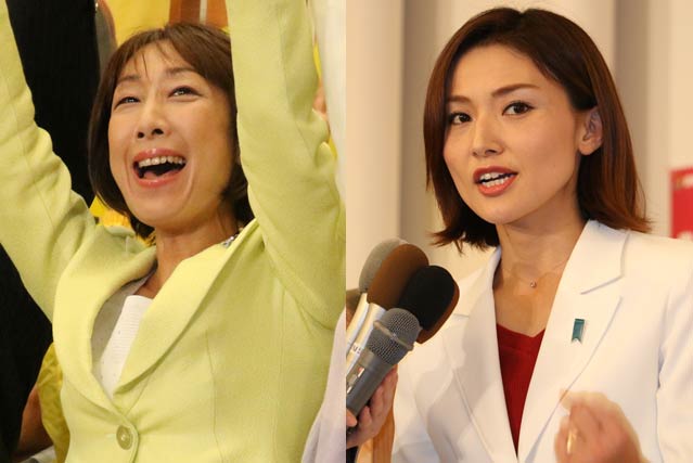 万歳する菊田氏(左)と敗戦の弁を述べる金子氏(右)