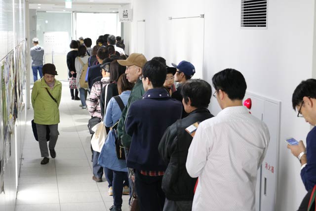 期日前投票最終日の21日、燕市役所の期日前投票所には長い行列ができた