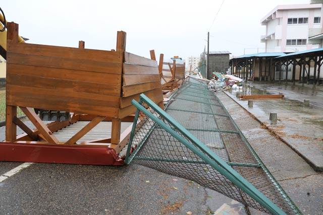 倒壊して道路をふさいだ自転車置き場