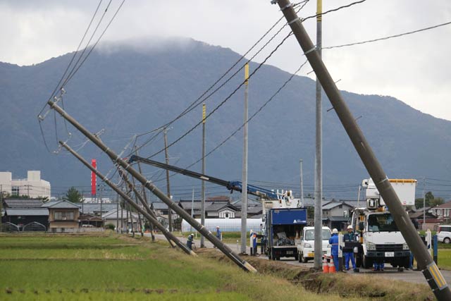 強風で傾いた燕市吉田地区の電柱