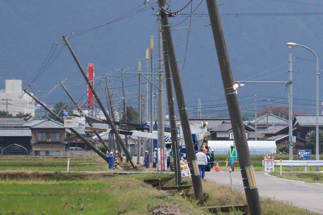 10本以上の電柱が傾いた