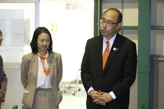 午前1時半過ぎに燕事務所を訪れた細田氏、隣りは妻晴子さん