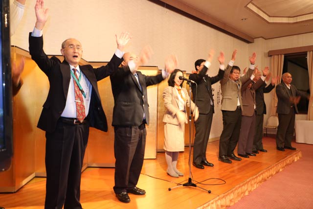 比例復活当選の知らせを受けて細田氏の到着を待たずに一足早く万歳