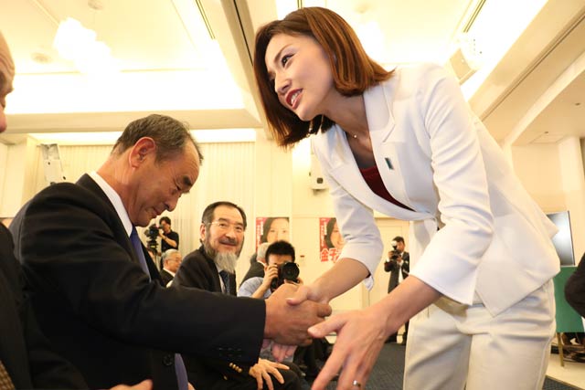 気丈に笑顔でふるまう