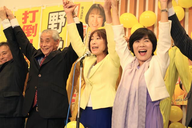 喜びを支持者らと共有する菊田氏