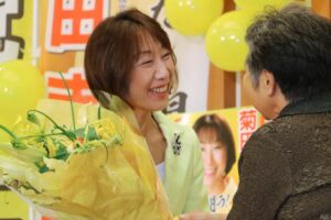 支持者から花束を受け取る菊田氏
