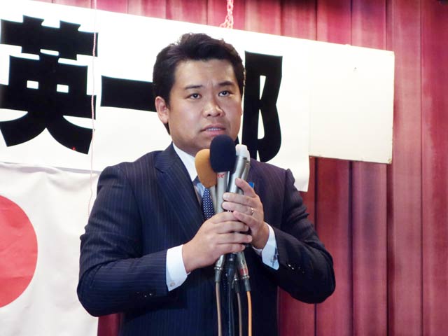 あいさつする鷲尾氏