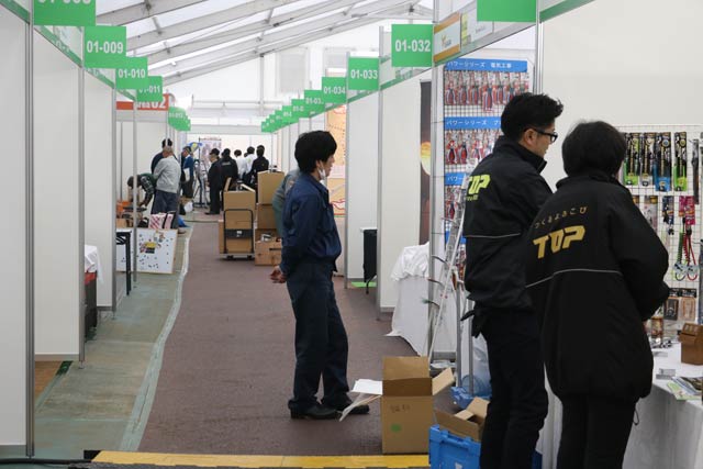 各ブースで出展者の設営作業が進む