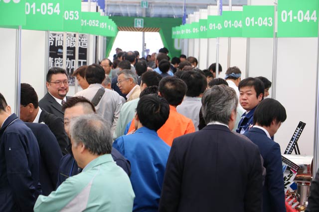 開場直後はごった返した会場の通路