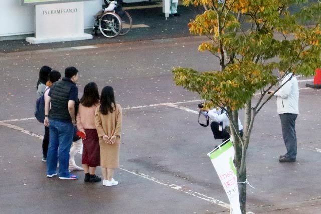 ガンダム風ゲートを背に記念写真を撮る人も多い