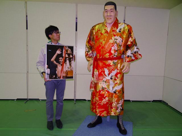 展示するジャイアント馬場の等身大フィギュア
