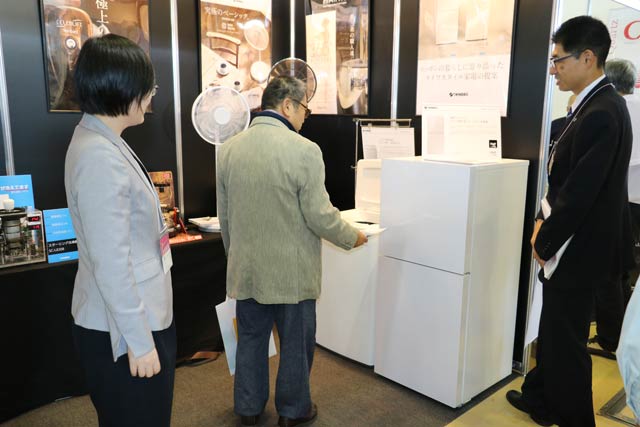白物家電の洗濯機と冷蔵庫をアピールするツインバード工業