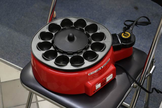 杉山金属のロングセラー商品の自動たこ焼き器「たこ焼き工場　トントン」