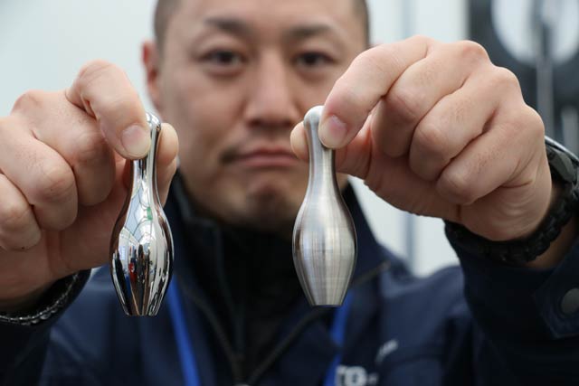 東商技研工業がチタンに鏡面仕上げの研磨を施したサンプル、右がビフォー、左がアフター