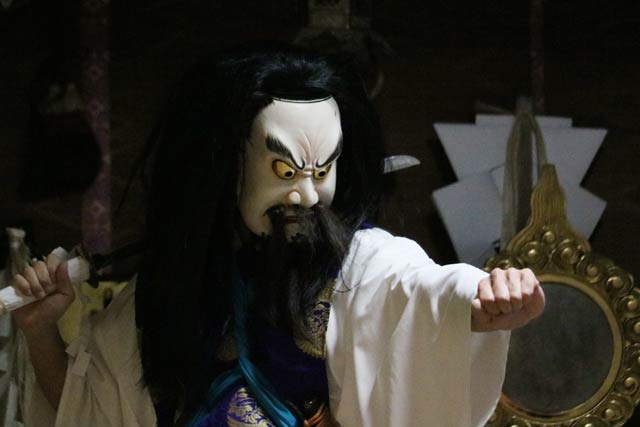 瓜生御神楽保存会が日出神社で神楽を舞う