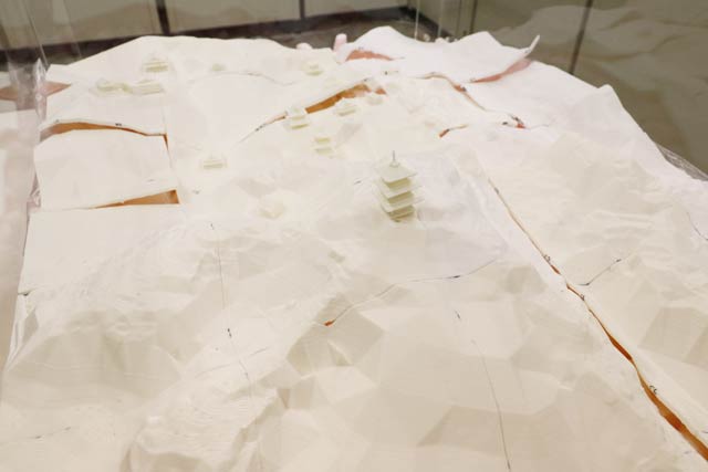 齊藤ゼミの卒業制作展示会で3Dプリンターで作った加茂山城跡のジオラマ