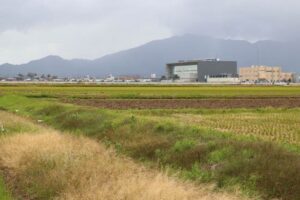 イノシシが目撃された場所、右手の弥彦山手前の大きな建物が燕市役所