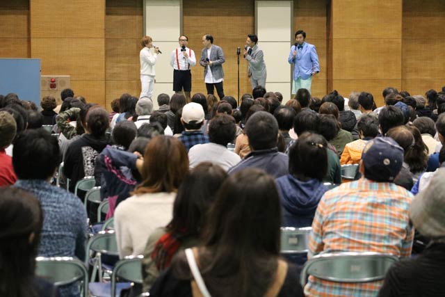 経大祭のお笑いライブのエンディングで出演した吉本芸人がそろってステージへ