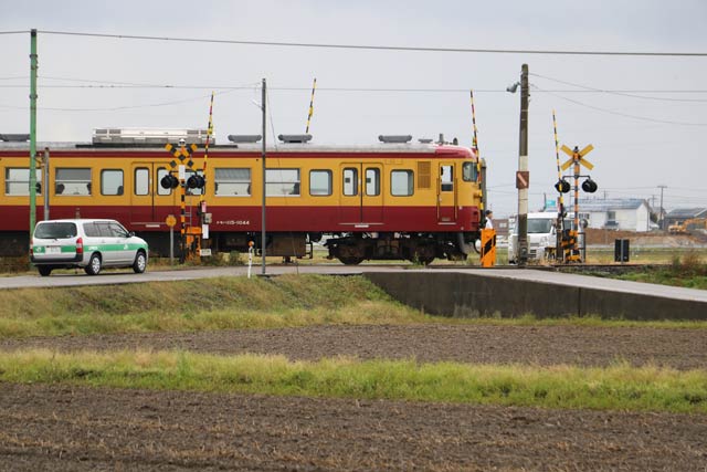 谷内踏切で停車したぶつかった列車