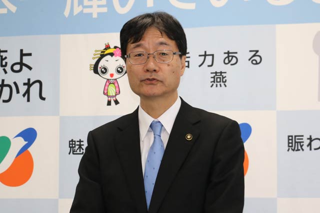 記者会見する鈴木市長