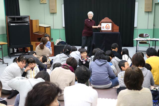 絵本作家の長野ヒデ子さんが三条市立図書館で紙芝居