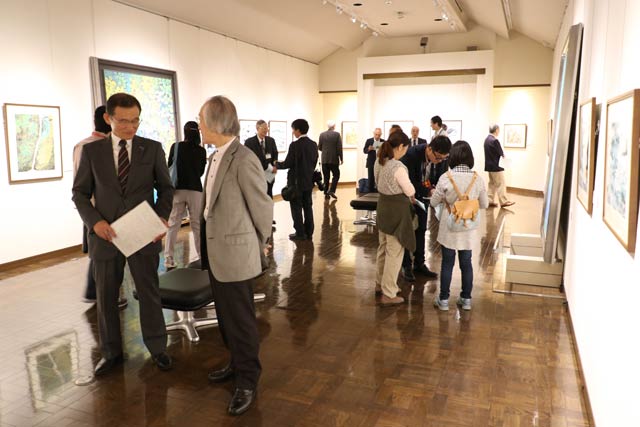 弥彦の丘美術館で開かれている三輪晁勢展