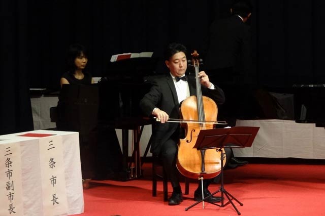 表彰式でチェロとピアノによるBGMの生演奏