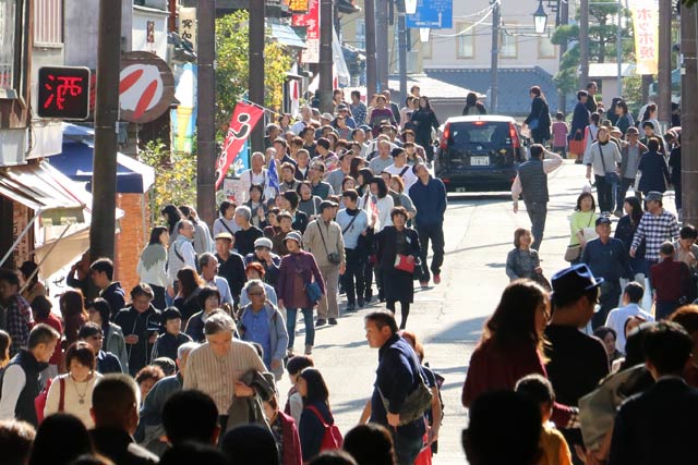 続々と弥彦神社へ向かう行楽客