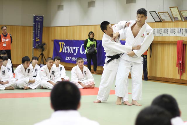 井上康生さんを指導者に燕市で開かれた柔道教室