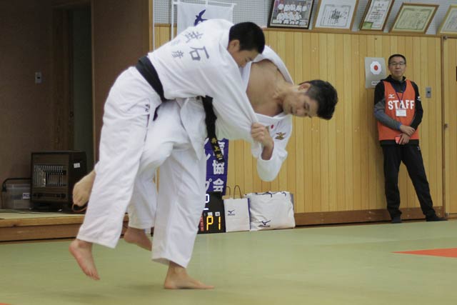 内股をかけて見せる井上康生さん