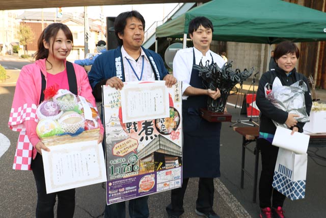 鍋グランプリの表彰式で左から3位の「Lily & Marry'S」、2位の新「発田商工会議所青年部」、グランプリの「Gozzo Latte」、実行委員長特別賞の「チーム美味しんぼ」