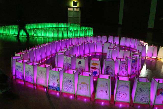 粟生津保育園児と粟生津小学校児童が絵を描いた絵灯ろう