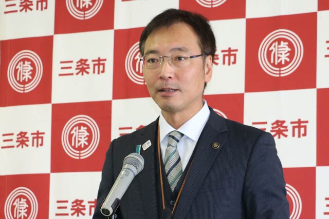 記者会見する国定市長