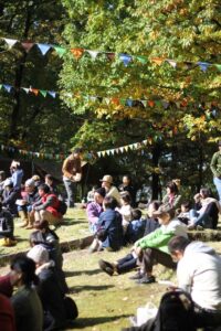 「Sanjo 森のようちえん」が大崎山の自然のなかでバザー「おひさまと森と日曜日」