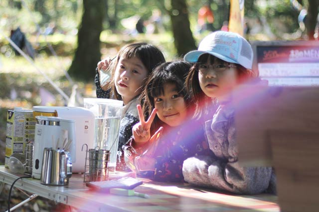 気持ちのいい秋の自然のなかの子どもたち