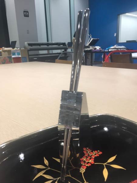 燕市内での製造にこだわった一品。ぴかぴかに磨かれ、お盆に吸い込まれてしまいそうなたたずまい。