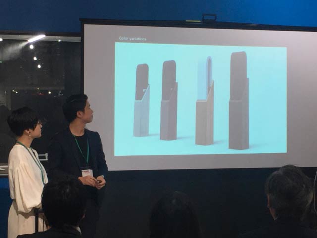 普段はキーチェーンとして使用し、いざというときにはスマホからスマホへ電気を分け与えることができる。