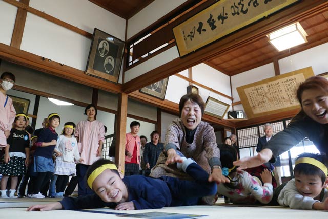 長善館かるた大会で保育園児とお年寄りの激闘