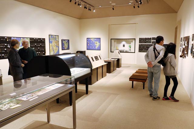 燕市産業史料館に松浦靖さんのスプーンコレクションを展示して開かれている「世界のスプーン展」