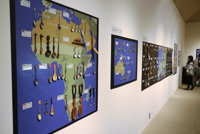 リオ五輪の参加国・地域のスプーンを地図上に展示