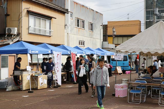 M1グランプリ参加店がテントに並んだ