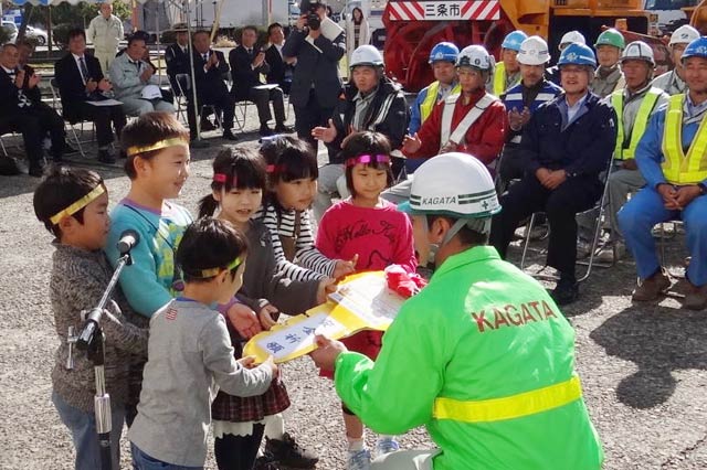 旭保育所年長児から除雪業者に安全祈願の金色の鍵を渡した